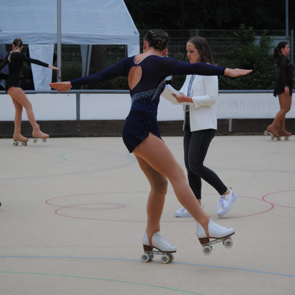 Sabrina Höfer bei einer Bewertung eines Pflichtbogens auf der Deutschen Meisterschaft in Neu-Isenburg Sabrina Höfer bei einer Bewertung eines Pflichtbogens auf der Deutschen Meisterschaft in Neu-Isenburg
Foto: Sabrina Höfer