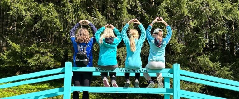 Gruppenbild auf der Brücke der Menschlichkeit auf dem Blomberg mit Jugendleiterin Sabrina Höfer Gruppenbild auf der Brücke der Menschlichkeit auf dem Blomberg mit Jugendleiterin Sabrina Höfer
Foto: Sabrina Höfer
