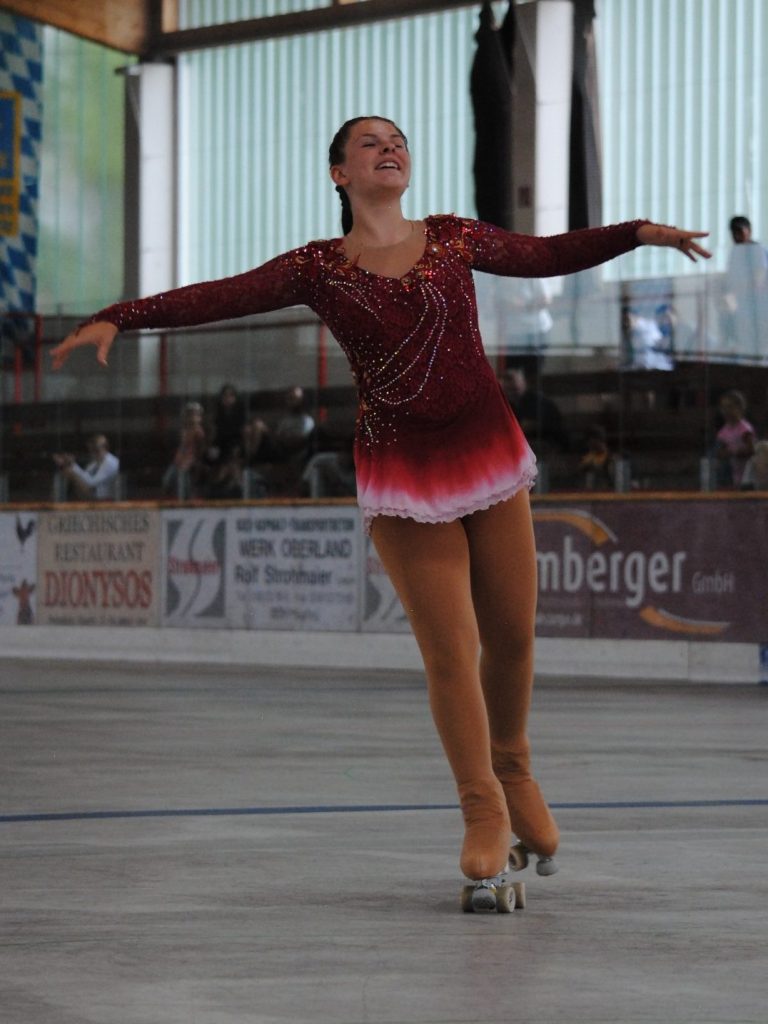 Katharina Albrecht bei einer Ausfahrt ihrer Kür an der Bayerischen Meisterschaft in Peißenberg Katharina Albrecht bei einer Ausfahrt ihrer Kür an der Bayerischen Meisterschaft in Peißenberg
Foto: Sabrina Höfer