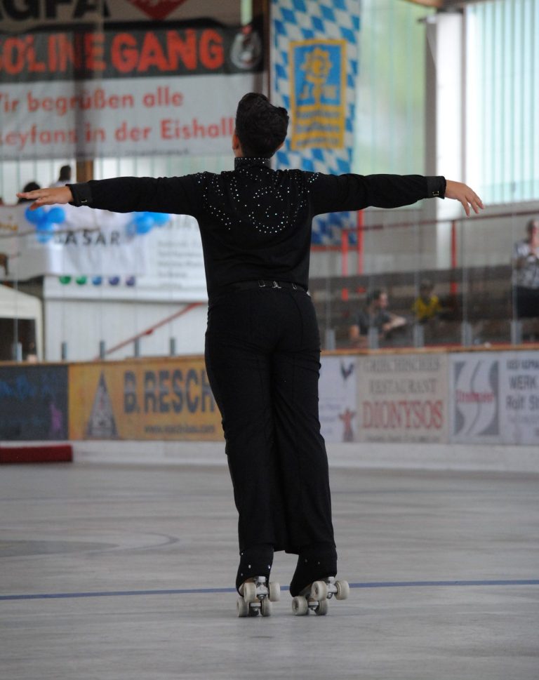 Cesare Costabile bei einer geplanten Pause in seiner Kür auf der Bayerischen Meisterschaft in Peißenberg Cesare Costabile bei einer geplanten Pause in seiner Kür auf der Bayerischen Meisterschaft in Peißenberg
Foto: Sabrina Höfer
