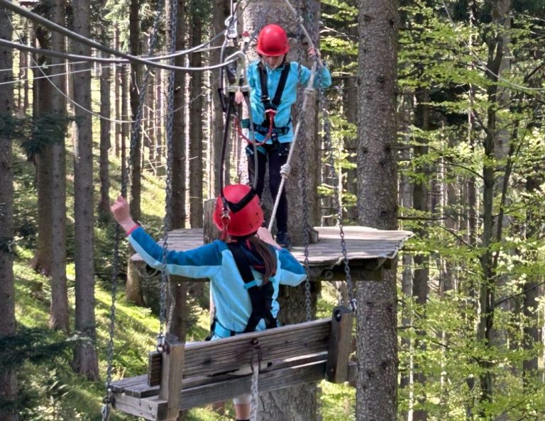 Zwei Mädels im Fortgeschnittenen Parkour im Kletterwald am Blomberg Zwei Mädels im Fortgeschnittenen Parkour im Kletterwald am Blomberg
Foto: Sabrina Höfer